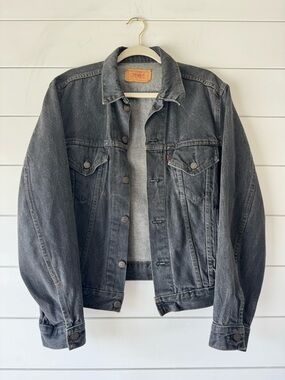 Vintage Levi’s 100% cotton 70506 0259 black washed denim size 44r trucker jacket
